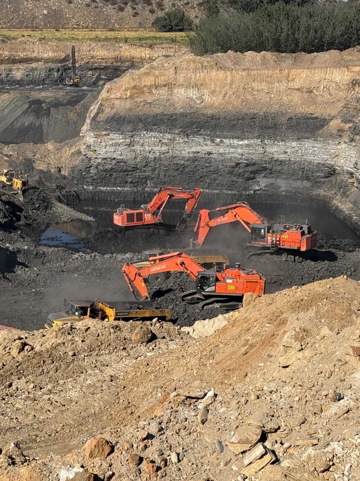 Large hydraulic excavator